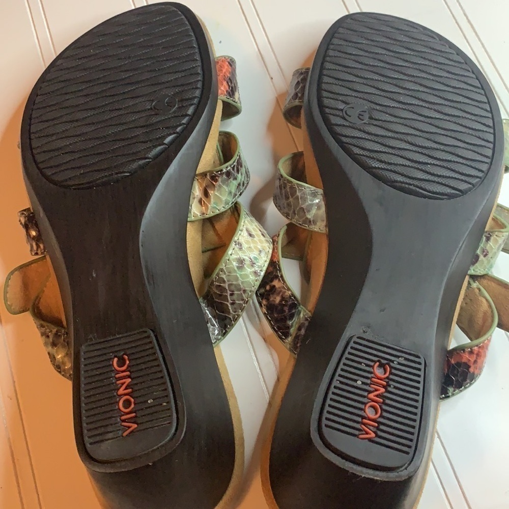 Vionic Light Green Croc Pattern Wedge Sandal - 6.… - image 5